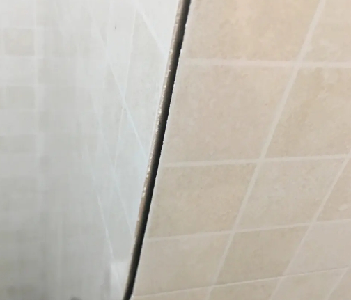 秀洲瓷砖空鼓维修公司分享阳台瓷砖脱落的修复过程可以分为以下几个步骤