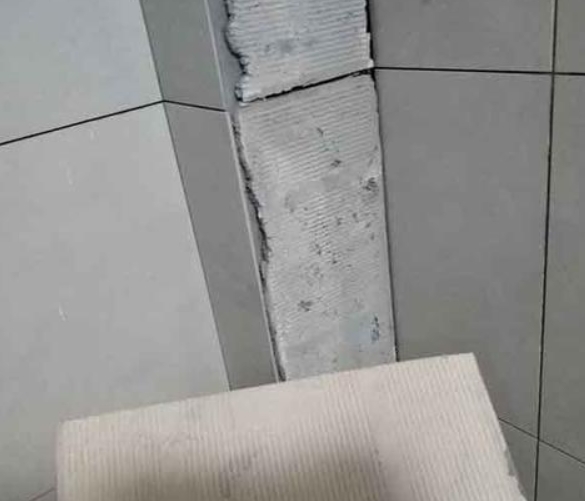 秀洲瓷砖空鼓维修公司分享下厨房瓷砖脱落的补救措施。